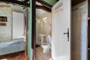 A bathroom with a bathtub, toilet, and a shower area. - Bed and Breakfast 'Chambre - L'herbier' with Shared Terrace, Shared Garden and Wi-Fi (Castillon)