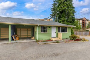 A single-story house with a garage, a small porch, and a mailbox. - Relaxing Lynnwood Getaway   Two Beds with Parking (Lynnwood)