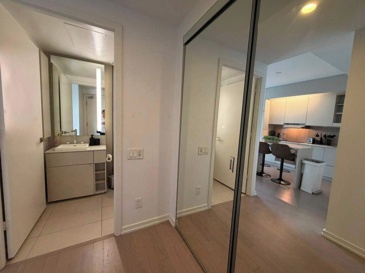 Un apartamento moderno con cocina, comedor y baño.