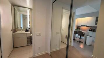 Un apartamento moderno con cocina, comedor y baño.