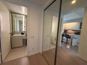 Un apartamento moderno con cocina, comedor y baño.