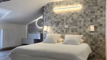 Een moderne slaapkamer met een gebogen bed, een wand met een geometrisch patroon en een dakraam.