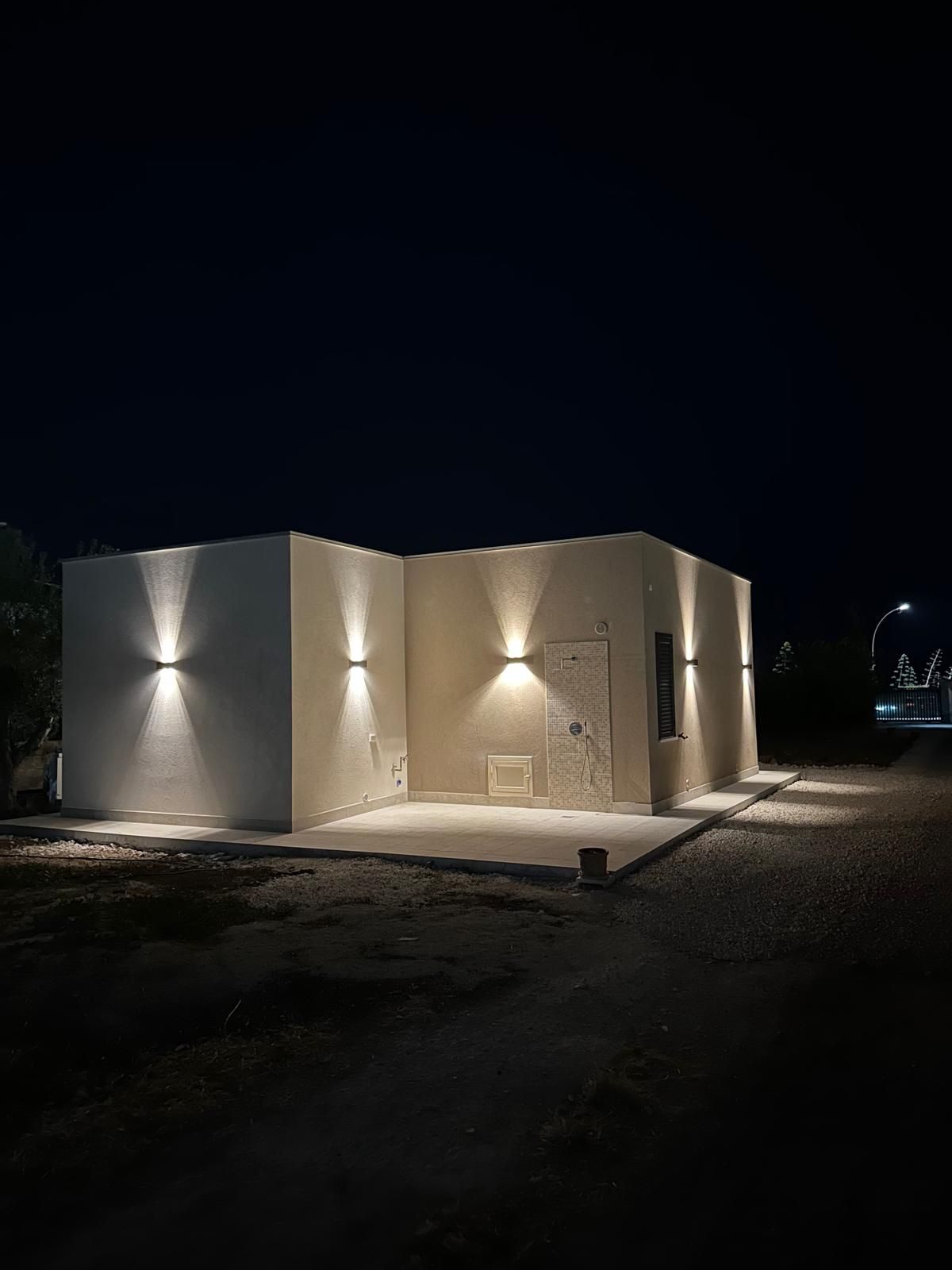 Un bâtiment moderne doté d’un toit plat, de forme rectangulaire et d’une porte à l’avant.