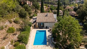 A house with a swimming pool, surrounded by trees and a hilly landscape. - Villa 'La Garrigue en Provence' with private pool, air conditioning, 3,000 m² garden, 4 guests (Taradeau)