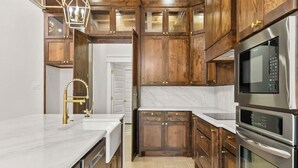 Private kitchen - Villa Del Gotti A Luxury Stockyards Experience (Fort Worth)