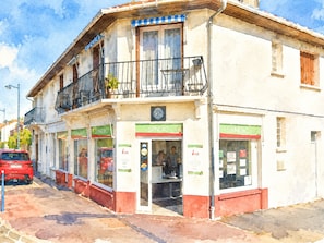 A two-story building with storefronts labeled 'SYNDIC' and a visible balcony. - Ground floor studio with parking near beach (Villers-sur-Mer)