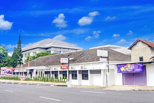 Stylish DBL Suite Escape W/ Free Wifi and Parking
