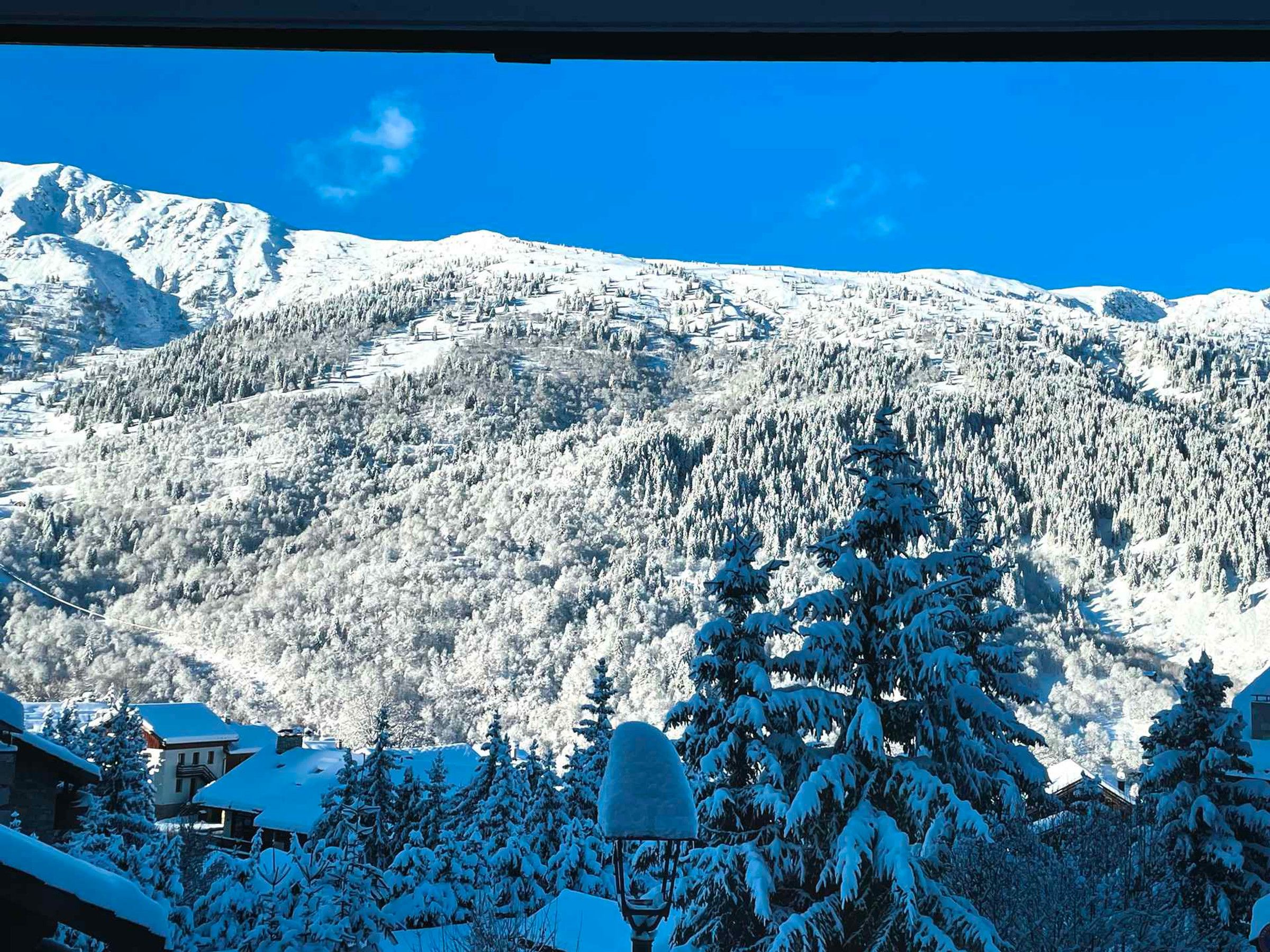 Een berglandschap bedekt met sneeuw onder een heldere lucht.
