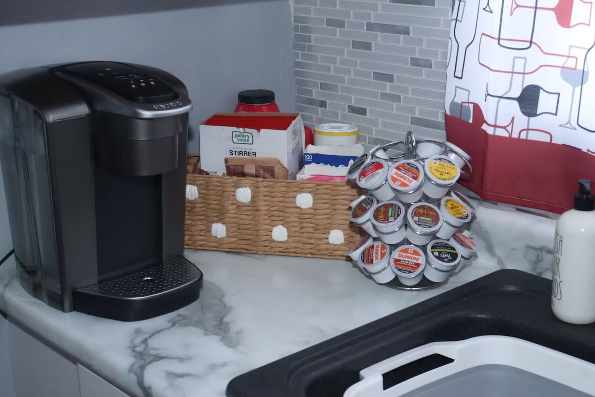 Eine Küche mit Kaffeemaschine, einer Gewürzkörbchen und einem Kaffeeautomaten.