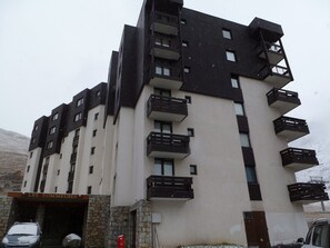 A multi-story hotel with balconies, a stone facade, and a sign reading "LES TOMMEUSES". - Studio cabin near slopes - 4 guests (Tignes)