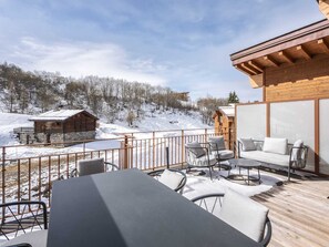 A wooden deck with outdoor seating and a view of a snow-covered landscape. - Duplex apartment with spa - 3 bedrooms - Arc 1800 (Les Arcs 1800)