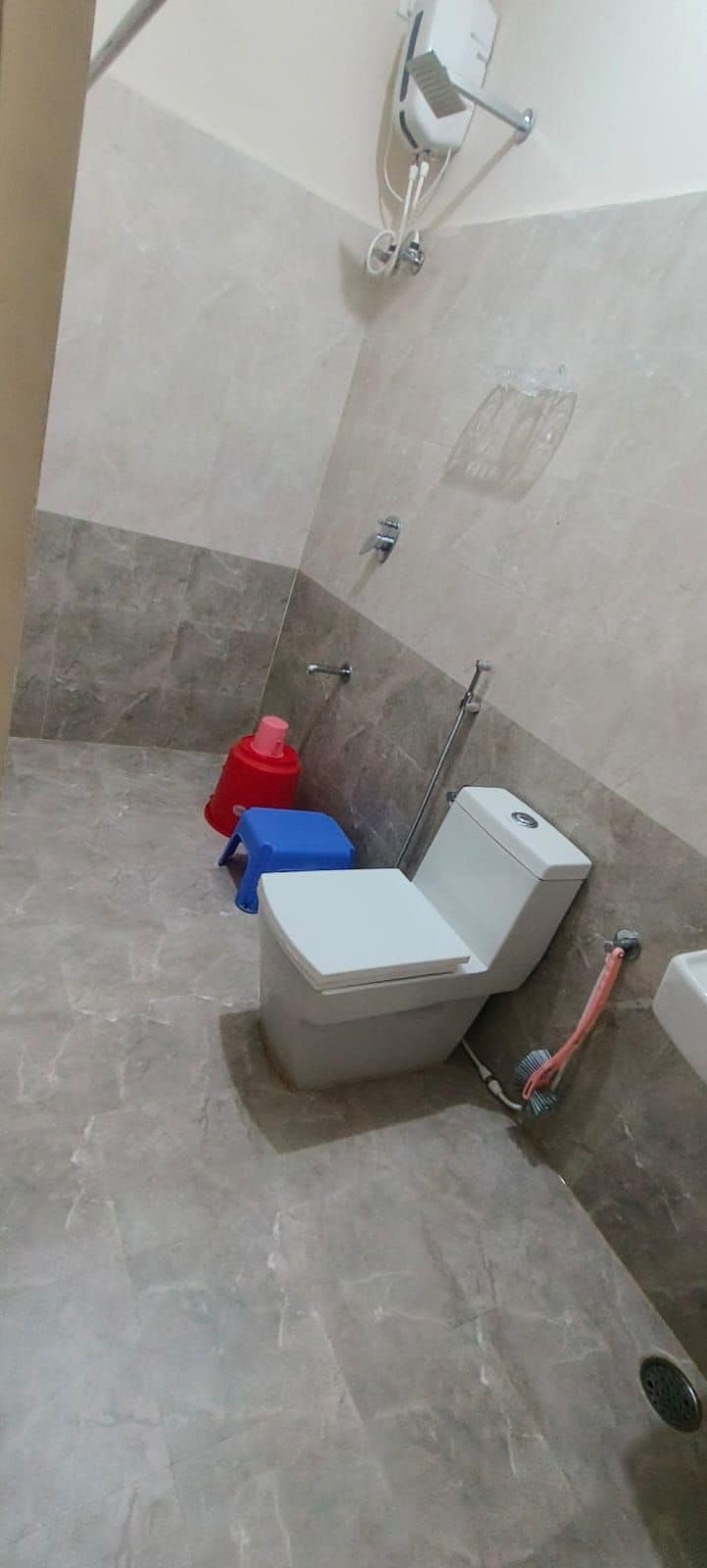 Un baño con ducha, inodoro y bidé.