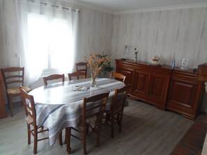 Dining - Vrbo Property (Grandcamp-Maisy)