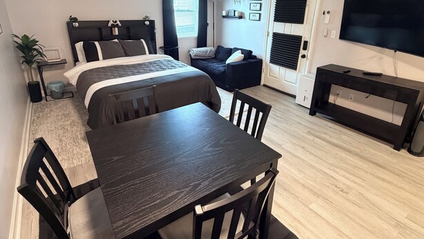 A modern bedroom with a bed, bedside table, and a ceiling fan. - Private Studio Suite in Woodbridge, VA Near I-95 & VRE (Woodbridge)