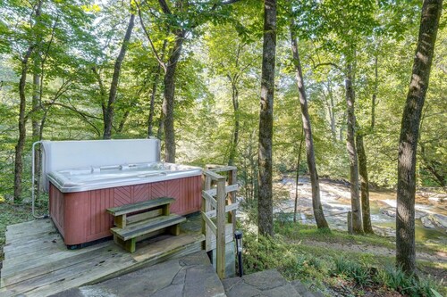 Hiawassee Waterfall Lodge - Riverfront Decks & Hot Tub!