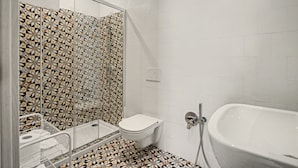 Un baño con ducha, inodoro y bañera.