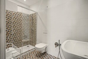 Un bagno con doccia, WC e vasca da bagno.