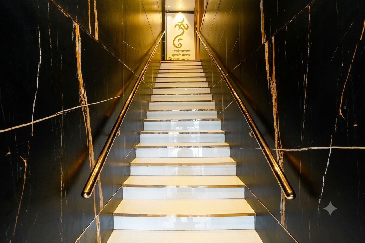 Una escalera con barandilla y un cartel en la parte superior.