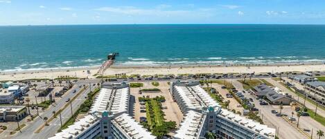 Een hotel aan het strand met meerdere gebouwen, een zwembad en uitzicht op de oceaan.