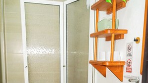 シャワー、タオル、トイレットペーパー