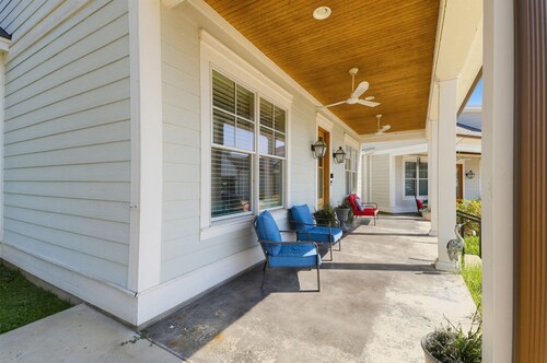 Waterfront Fun | Screened Porch + Boat Slip