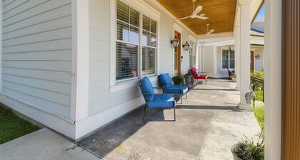 Waterfront Fun | Screened Porch + Boat Slip