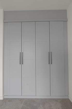 A large, grey wardrobe with two doors and two handles. - Luxury Flat - Sleeps 6 - Private Balcony - 10 Min to Wembley Stadium - WiFI (Harrow)