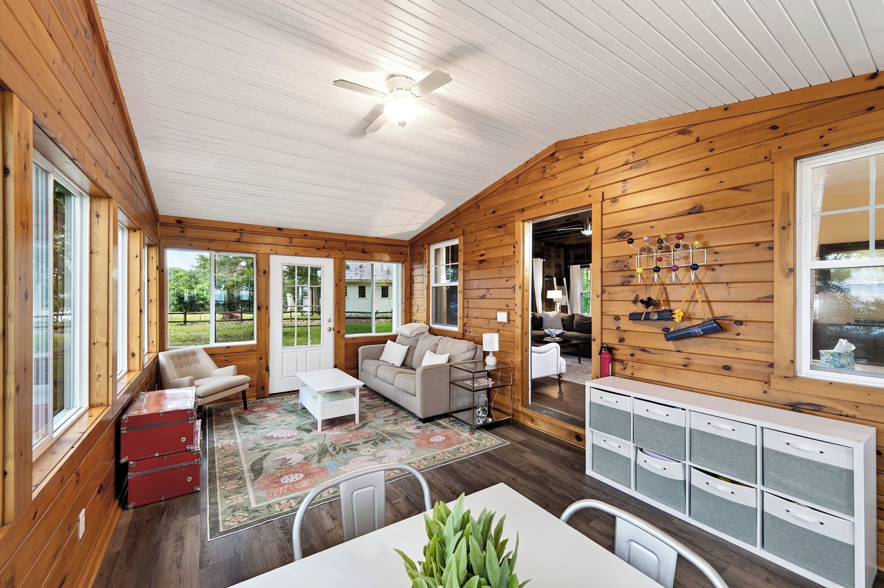 L’intérieur d’une cabane comprend un espace de vie, un coin repas et une cuisine.