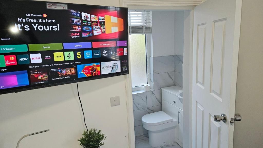 Une salle de bain avec des toilettes, un lavabo et un miroir.