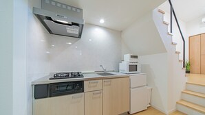 Eine moderne Küche mit Geschirrspüler, Backofen und Mikrowelle.