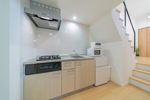 Eine moderne Küche mit Geschirrspüler, Backofen und Mikrowelle.