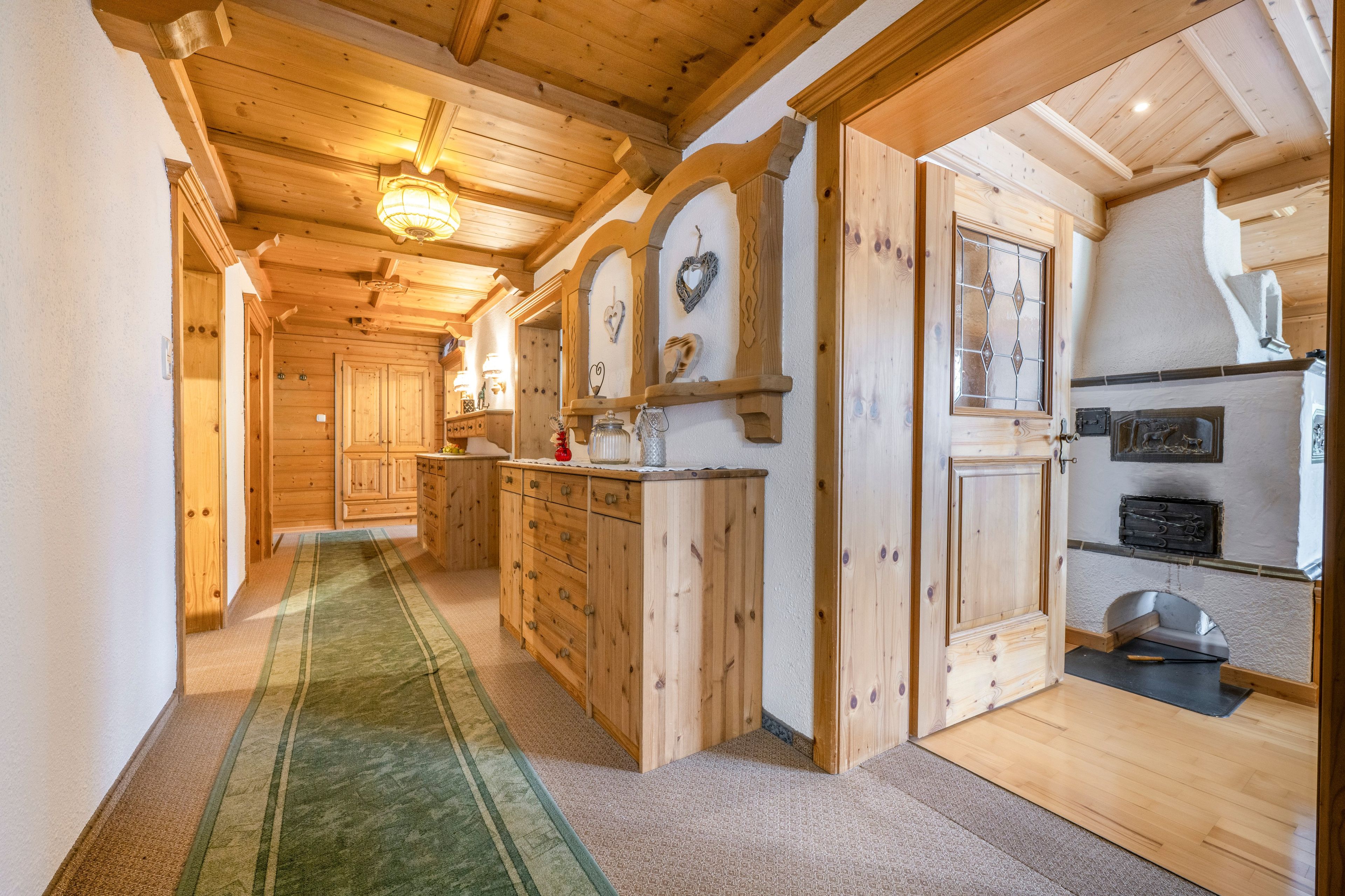 Un intérieur en bois avec un couloir menant à une cuisine.