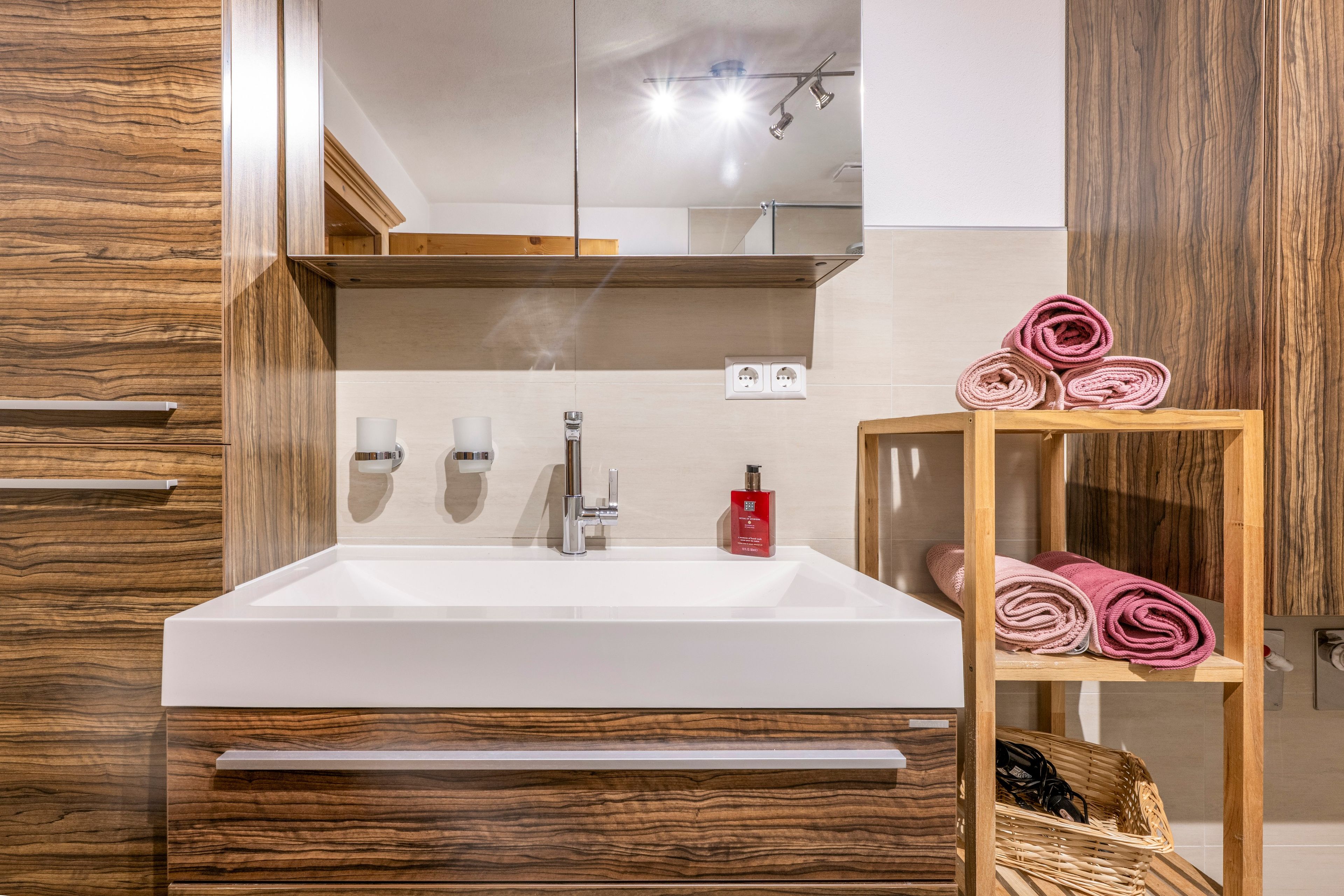 Een douche, een haardroger, handdoeken
