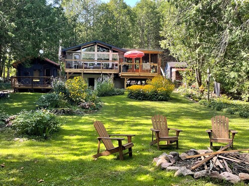 Riverside Haven in Tweed: Cozy Fire Pit, Kayaks and Sunset Views from the Dock