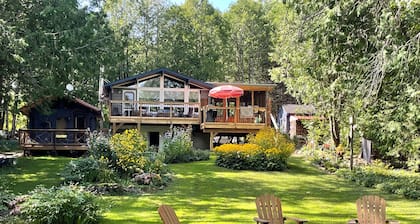 Riverside Haven in Tweed: Cozy Fire Pit, Kayaks and Sunset Views from the Dock