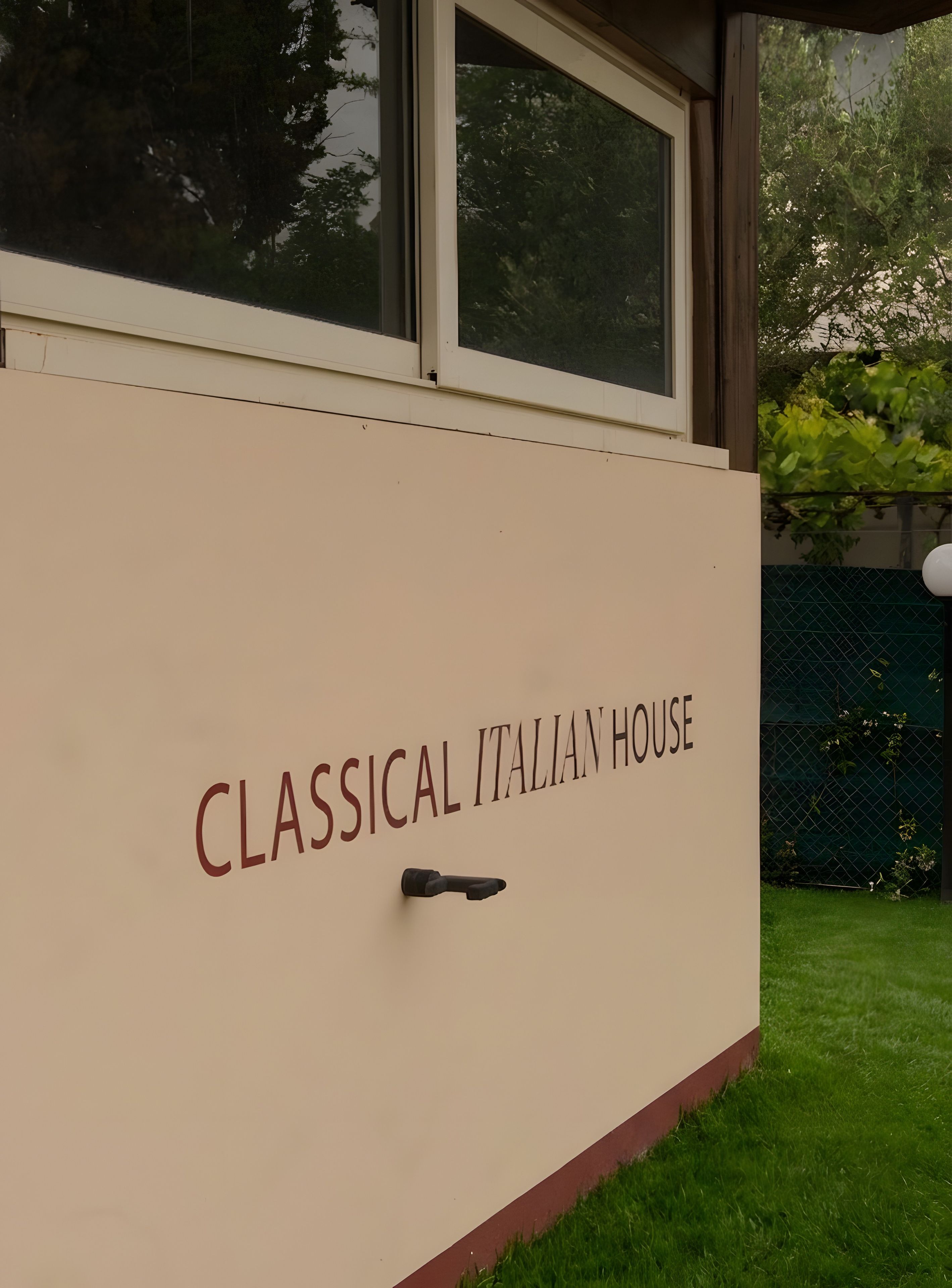 Ein Gebäude mit einem Schild, auf dem 'CLASSICAL ITALIAN HOUSE' steht.