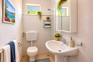 Shower, hair dryer, towels - Apartment 'Borgo Antico, Rodi' with Shared Pool, Wi-Fi and Air Conditioning (Nicotera)