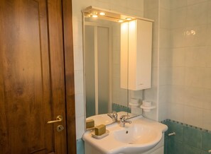 Bathroom - Apartment 'Pellegrino' with Shared Pool, Wi-Fi and Air Conditioning (Nicotera)