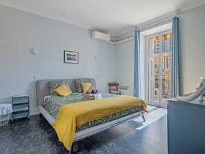 A modern bedroom with a bed, bedside table, and a view of the outside. - 3 chambres & terrasse - Aux portes de Monaco (Beausoleil)