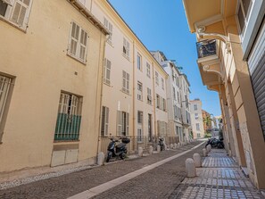 A narrow cobblestone street lined with historic buildings featuring shuttered windows and balconies. - 3 chambres & terrasse - Aux portes de Monaco (Beausoleil)