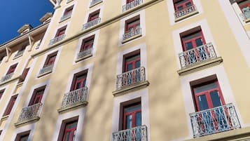 A multi-story hotel with balconies and a sign for 'Terres de France.'