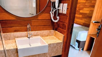 Chalet Standard, climatisation, vue sur le complexe | Salle de bain | Articles de toilette (gratuits), séchoir à cheveux, serviettes fournies