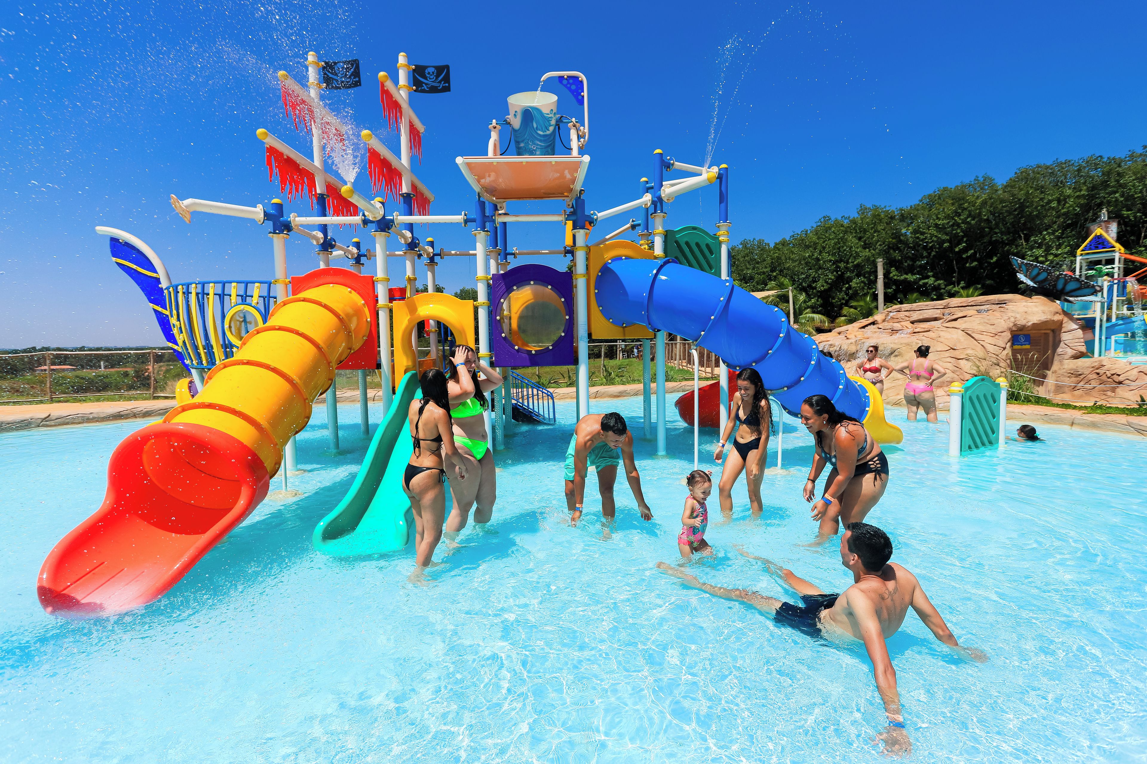 Un parc aquatique doté de nombreux toboggans et d’attractions aquatiques.