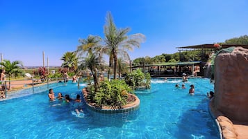8 piscines extérieures, accès possible de 10 h à 17 h, maître nageur