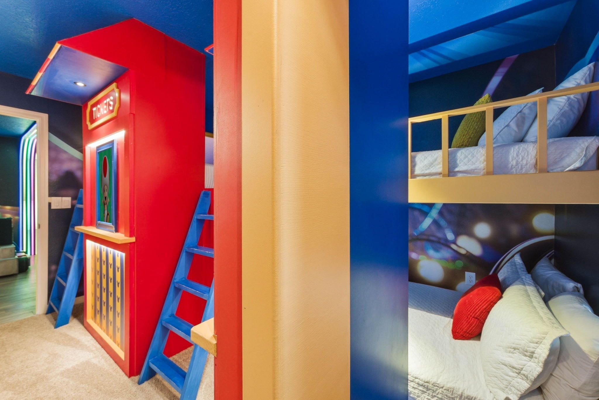 Ein Spielbereich für Kinder mit einer Fahrkartenausgabe und einer blauen Leiter.