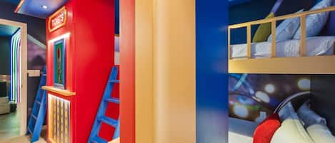 Un espace de jeux pour enfants avec un guichet et une échelle bleue.