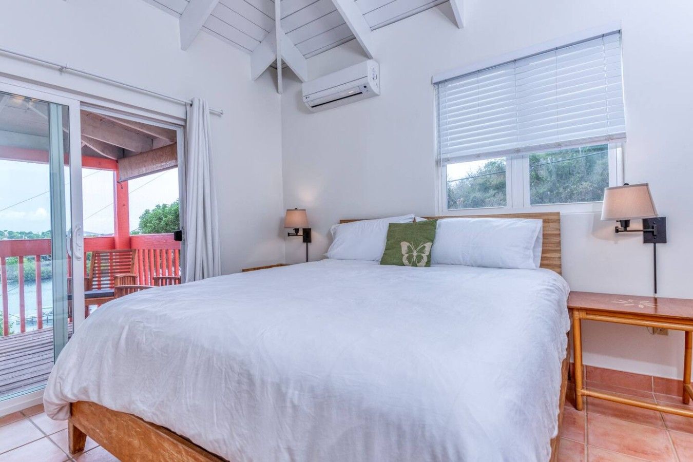 Desk, iron/ironing board, WiFi, bed sheets