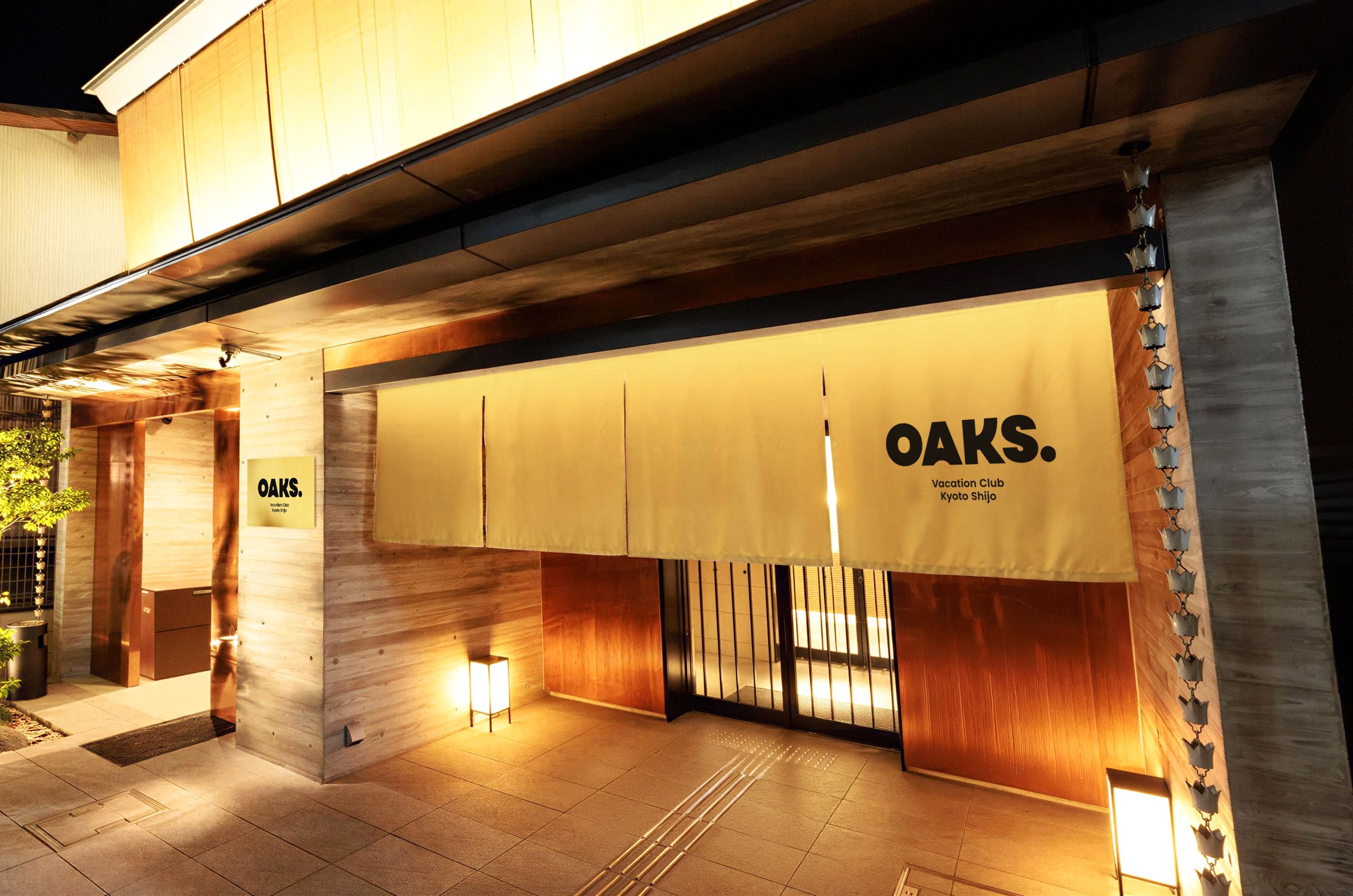 Un edificio con un letrero iluminado grande que dice 'OAKS' y 'Vacation Club Kyoto Shijo'.