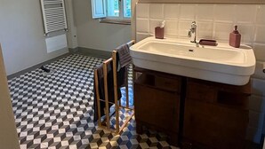 Shower, hair dryer, towels - Holiday Home 'Tuscany Terroir' with Private Garden, Wi-Fi and Air Conditioning (Capannori)