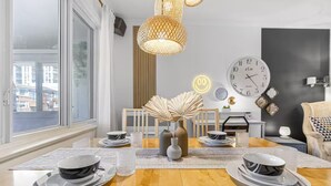 Dining - Bright & Cozy 2BR Stay in Toronto Near Transit (Toronto)